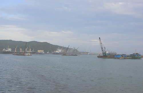 [-]Chất[-]thải[-]m&agrave;u[-]đen[-]dạt[-]v&agrave;o[-]b&atilde;i[-]biển[-]Nghệ[-]An